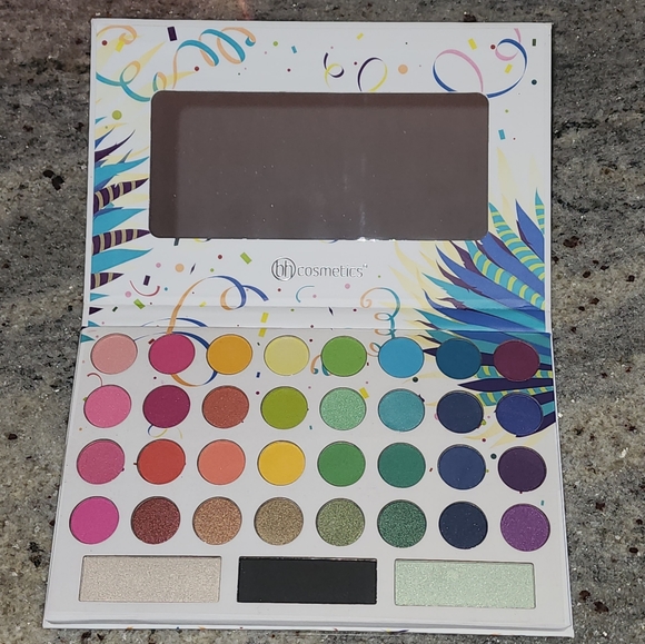 BNIB🪶 Take Me To Brazil Eyeshadow Palette - Picture 6 of 7